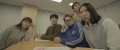 위로 날아오르다
